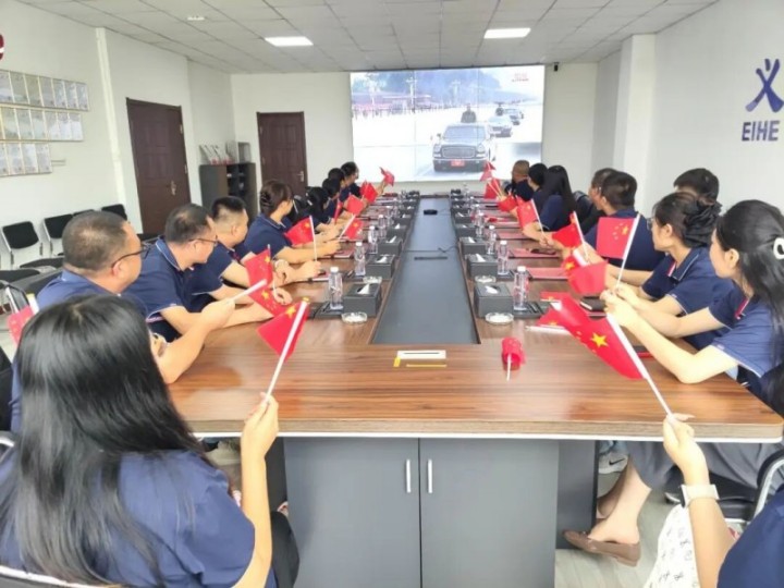 Grup Struktur Baja EIHE Mengorganisir Penayangan Siaran Langsung Parade Militer ke-93